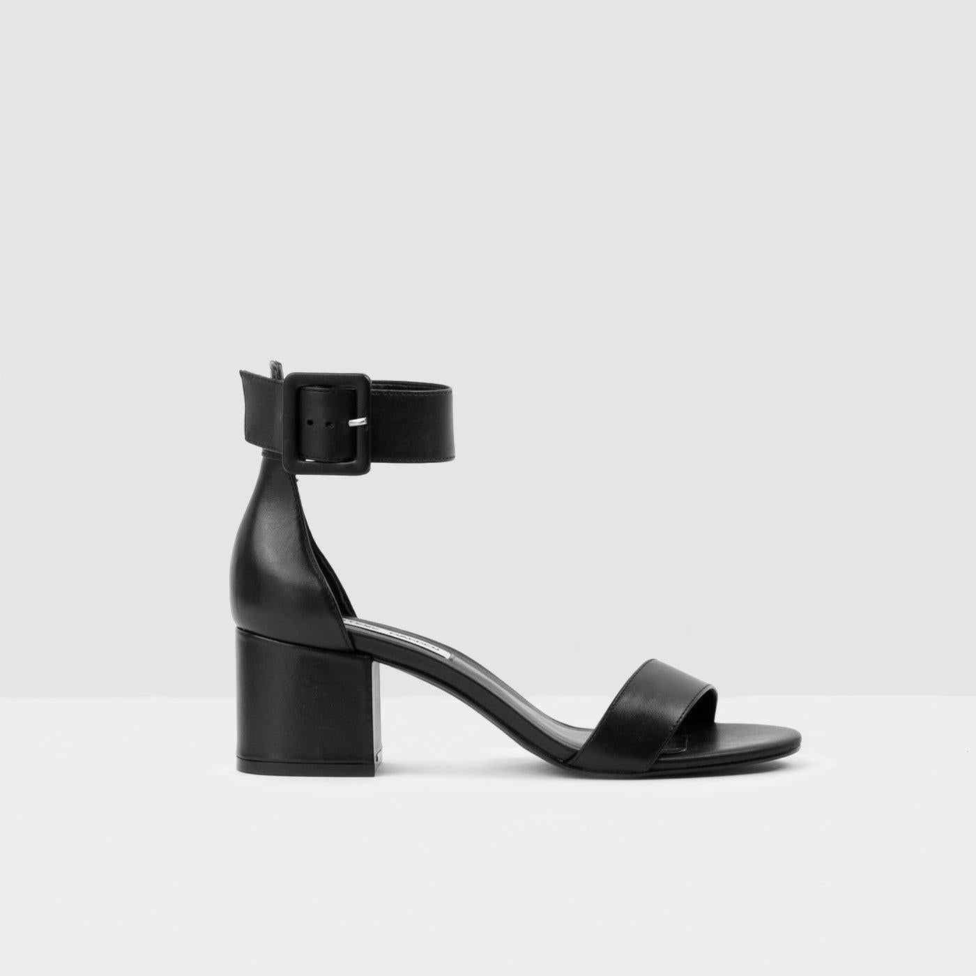 Steve Madden Indigo sandal in black leather with maxi buckle