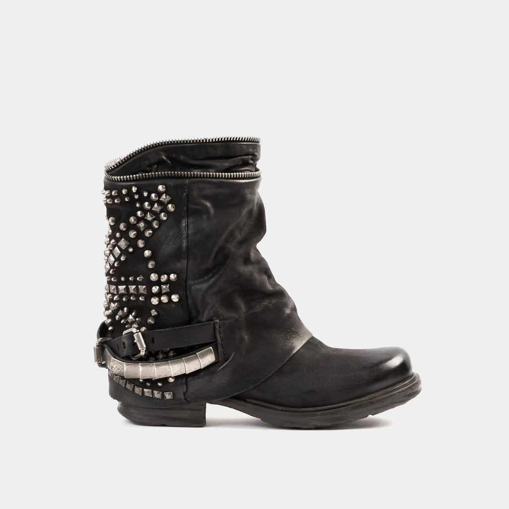 Acquista su lemlo.com Stivale texano pelle nera borchiato di A.S.98